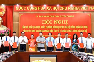 Ông Phan Huy Ngọc - Chủ tịch UBND tỉnh Tuyên Quang và các Phó Chủ tịch UBND tỉnh Tuyên Quang trao Quyết định, chúc mừng các đồng chí được bổ nhiệm chức vụ lãnh đạo, quản lý các sở, ban, ngành.