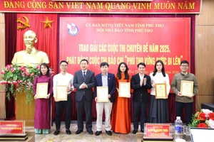 Ban Tổ chức trao giải cho các tác giả đạt giải A cuộc thi báo chí "Văn hóa du lịch tỉnh Vĩnh Phúc.