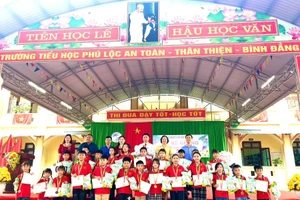 Trường Tiểu học Phú Lộc khen thưởng các em học sinh.