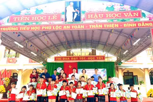 Trường Tiểu học Phú Lộc khen thưởng các em học sinh.