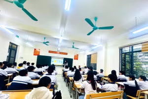 Cô Phạm Thị Vĩnh Hà ứng dụng công nghệ số trong giảng dạy.