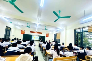 Cô Phạm Thị Vĩnh Hà ứng dụng công nghệ số trong giảng dạy.