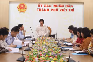Ông Đỗ Thanh - Phó Giám đốc Sở GD&ĐT tỉnh Phú Thọ, Trưởng đoàn kiểm tra đánh giá cao sự chủ động của Phòng GD&ĐT Việt Trì trong công tác tuyên truyền thực hiện Thông tư số 29.