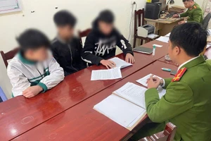Các học sinh làm việc với cơ quan công an. (ảnh: Công an tỉnh Phú Thọ)