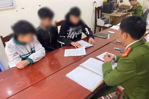 Các học sinh làm việc với cơ quan công an. (ảnh: Công an tỉnh Phú Thọ)