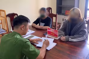 Hai mẹ con chị P. tại cơ quan công an (ảnh Công an tỉnh Phú Thọ cung cấp).