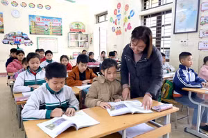 Cô và trò trường Tiểu học Nguyễn Bá Ngọc (huyện Thanh Sơn) thi đua dạy tốt, học tốt.