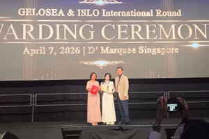 Em Lê Quỳnh Nga (đứng giữa) tại vòng thi (ảnh Trường THPT Hùng Vương).