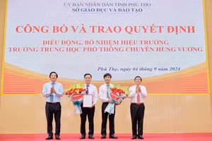 Lãnh đạo Sở GD&ĐT Phú Thọ và TP Việt Trì tặng hoa chúc mừng ông Đào Mạnh Thắng (thứ 2 từ phải sang) và ông Phạm Tuấn Anh.