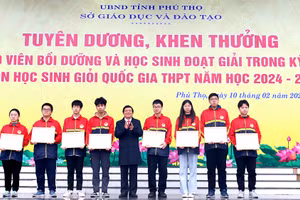 Ông Nguyễn Văn Mạnh - Giám đốc Sở GD&ĐT tỉnh Phú Thọ trao tặng Giấy khen cho các học sinh giỏi quốc gia.