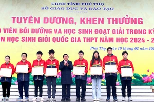 Ông Nguyễn Văn Mạnh - Giám đốc Sở GD&ĐT tỉnh Phú Thọ trao tặng Giấy khen cho các học sinh giỏi quốc gia.