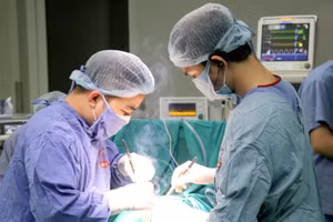 Các bác sĩ Bệnh viện Đa khoa tỉnh tiến hành phẫu thuật lấy khối u ra khỏi cơ thể người bệnh.