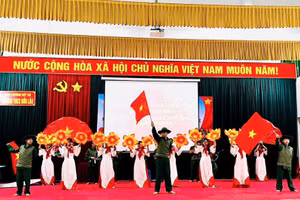 Học sinh trường THCS Dữu Lâu biểu diễn văn nghệ.