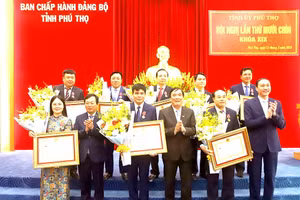 Lãnh tỉnh Phú Thọ tặng hoa chúc mừng 8 cá nhân vinh dự được Chủ tịch nước tặng thưởng Huân chương Lao động hạng Hai và hạng Ba.