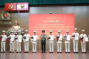 Thiếu tướng Nguyễn Minh Tuấn, Giám đốc Công an tỉnh Phú Thọ (thứ 3 từ trái sang) nhận quyết định của Đại tướng Lương Tam Quang, Bộ trưởng Bộ Công an (Ảnh: Công an tỉnh Phú Thọ).