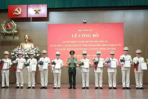 Thiếu tướng Nguyễn Minh Tuấn, Giám đốc Công an tỉnh Phú Thọ (thứ 3 từ trái sang) nhận quyết định của Đại tướng Lương Tam Quang, Bộ trưởng Bộ Công an (Ảnh: Công an tỉnh Phú Thọ).