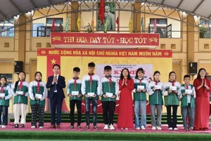 BGH Trường THCS Cao Mại trao thưởng cho HS.