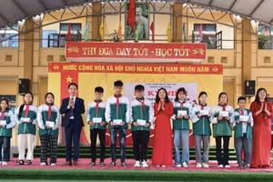 BGH Trường THCS Cao Mại trao thưởng cho HS.
