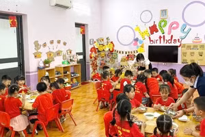 Bữa ăn bán trú của trẻ tại trường Mầm non Hùng Vương.