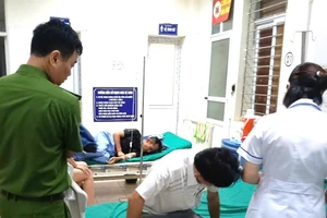 Anh Bùi Văn H. tại bệnh viện. (Ảnh: Công an tỉnh Phú Thọ)