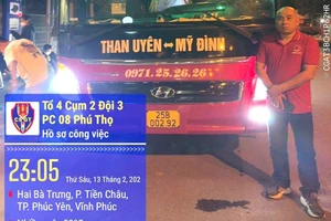 Tổ công tác kiểm tra xe khách biển số 25B-002.92 vi phạm lỗi chở quá số người quy định (ảnh: Công an tỉnh Phú Thọ).