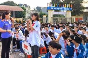 Học sinh Trường THCS Gia Cẩm (TP Việt Trì) được tuyên truyền về phòng chống vi phạm pháp luật trên không gian mạng.