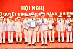 Ông Nguyễn Huy Hồng, Cục trưởng Cục Thuế tỉnh Phú Thọ (bên trái) nhận Quyết định bổ nhiệm giữ chức Chi cục trưởng Chi cục Thuế Khu vực VIII.