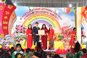 Bộ GD&ĐT tặng Bằng khen cho Trường Mầm non Nông Trang có thành tích xuất sắc nhân dịp kỷ niệm 30 năm thành lập trường.