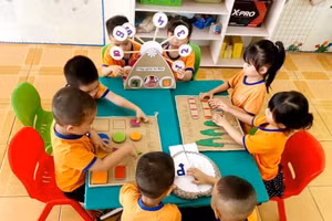 Các bé trường mầm non Văn Lung vui chơi lĩnh vực phát triển nhận thức.