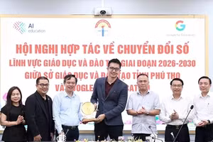 Lãnh đạo Sở GD&ĐT tỉnh Phú Thọ trao quà lưu niệm cho đại diện Google For Education tại Việt Nam (thứ 4 từ phải sang).