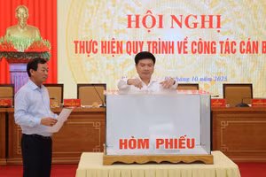 Các đại biểu bỏ phiếu giới thiệu nhân sự bầu chức danh Chủ tịch HĐND tỉnh Phú Thọ.