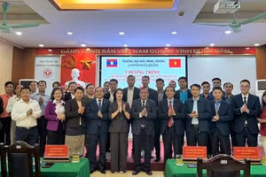 Các đại biểu cùng với lãnh đạo Trường Đại học Hùng Vương và các học viên tỉnh Luông Nậm Thà (Lào) tại chương trình tiếp nhận. 