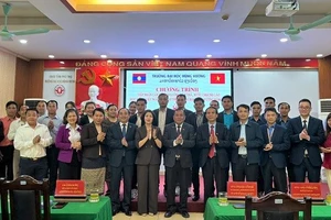 Các đại biểu cùng với lãnh đạo Trường Đại học Hùng Vương và các học viên tỉnh Luông Nậm Thà (Lào) tại chương trình tiếp nhận. 