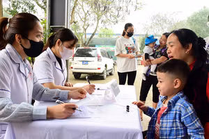 Khám sàng lọc cho trẻ trước khi tiêm phòng sởi tại Trường Tiểu học Hữu Thổ, (xã Đội Bình, huyện Yên Sơn, tỉnh Tuyên Quang (ảnh minh họa).