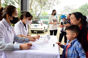 Khám sàng lọc cho trẻ trước khi tiêm phòng sởi tại Trường Tiểu học Hữu Thổ, (xã Đội Bình, huyện Yên Sơn, tỉnh Tuyên Quang).