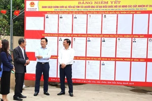 Ông Nguyễn Huy Ngọc, Phó Chủ tịch UBND tỉnh Phú Thọ (thứ 2 từ phải sang) kiểm tra công tác chuẩn bị bầu cử tại xã Bản Nguyên.