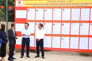 Ông Nguyễn Huy Ngọc, Phó Chủ tịch UBND tỉnh Phú Thọ (thứ 2 từ phải sang) kiểm tra công tác chuẩn bị bầu cử tại xã Bản Nguyên.