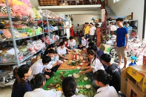 Các thí sinh ăn cơm tại gia đình anh Hà trưa 26/6.
