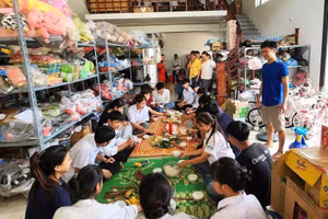 Các thí sinh ăn cơm tại gia đình anh Hà trưa 26/6.