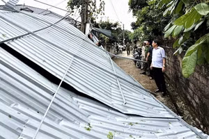 Xã Lập Thạch khẩn trương khắc phục hậu quả do mưa lớn, giông lốc xoáy gây ra.