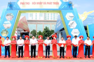 Ông Đặng Xuân Phong, Bí thư Tỉnh ủy Phú Thọ cùng các đại biểu thực hiện nghi thức cắt băng khai trương Không gian trưng bày kinh tế - xã hội của tỉnh .