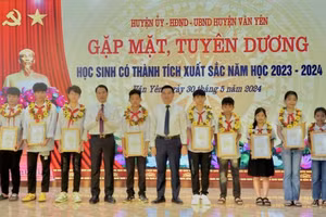 Những học sinh xuất sắc được khen thưởng tại Văn Yên.