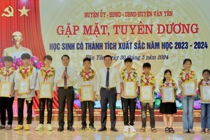 Những học sinh xuất sắc được khen thưởng tại Văn Yên.