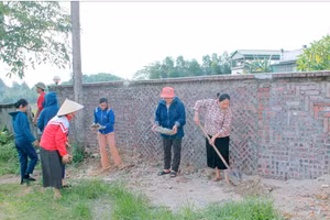 Trường Tiểu học Hanh Cù 1 (xã Thanh Ba) khắc phục hậu quả do mưa bão.
