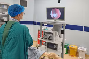 Bác sĩ khám và nội soi mũi của trẻ Bệnh viện Sản Nhi tỉnh Phú Thọ).