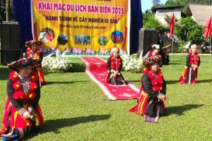 Tại chương trình Lễ khai mạc du lịch Bản Biến năm 2025, các đại biểu cùng nhân dân và du khách đã được tham quan, trải nghiệm và hòa mình vào các hoạt động sôi nổi, đậm đà bản sắc văn hóa dân tộc.