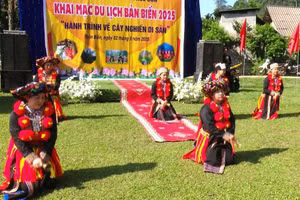 Tại chương trình Lễ khai mạc du lịch Bản Biến năm 2025, các đại biểu cùng nhân dân và du khách đã được tham quan, trải nghiệm và hòa mình vào các hoạt động sôi nổi, đậm đà bản sắc văn hóa dân tộc.