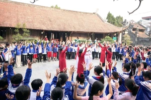 Trường Tiểu học Hùng Lô đã tổ chức cho học sinh toàn trường tham gia chương trình học tập, trải nghiệm thực tế tại Đình cổ Hùng Lô (phường Vân Phú).