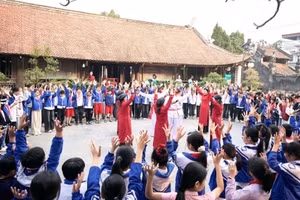 Trường Tiểu học Hùng Lô đã tổ chức cho học sinh toàn trường tham gia chương trình học tập, trải nghiệm thực tế tại Đình cổ Hùng Lô (phường Vân Phú).