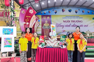 Cô và trò Trường Tiểu học Đinh Tiên Hoàng hưởng ứng Ngày Sách và Văn hóa đọc Việt Nam năm 2026.